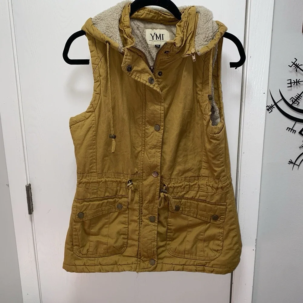 YMI Mustard Faux Fur‎ Lined Cinched Waist Hooded Vest Large Women's Snap Front